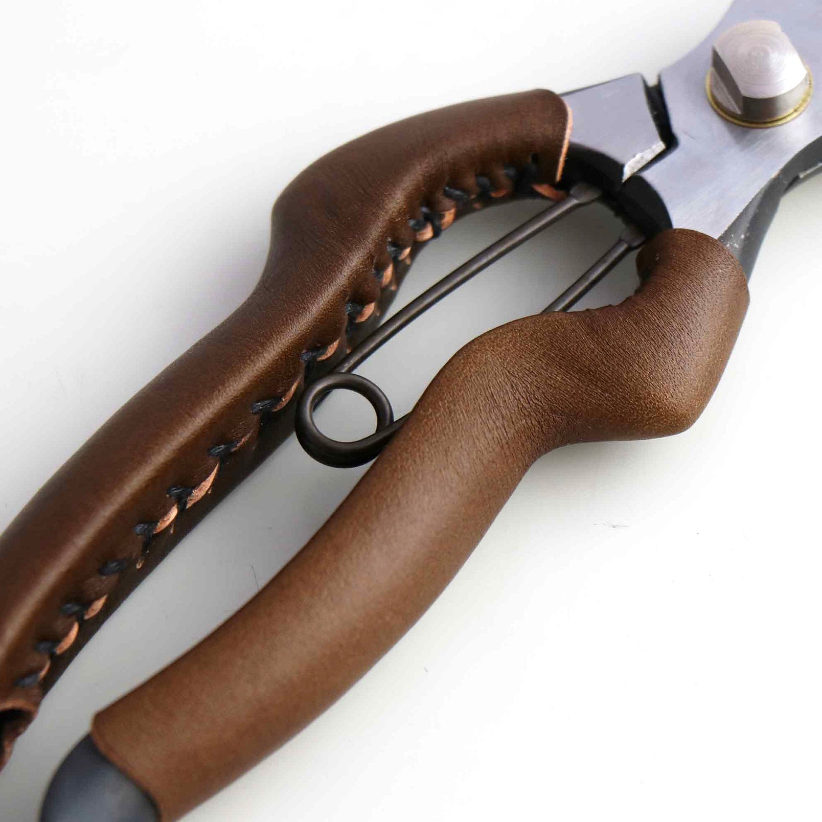 T13-O Pruning Shears, Asymmetrical - Olive Leather Grip