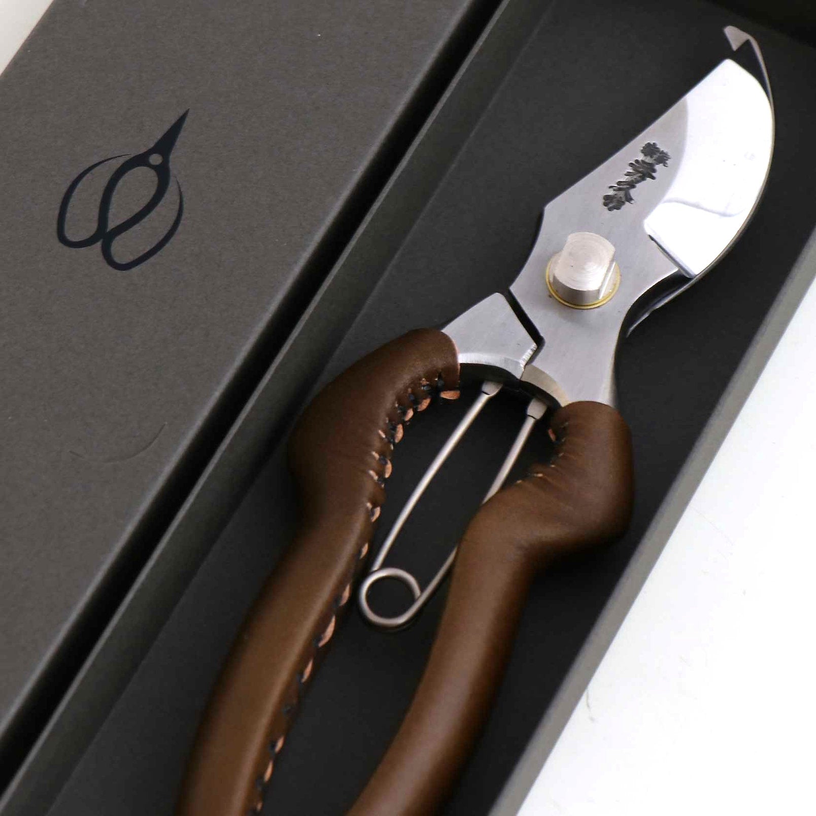 T13-O Pruning Shears, Asymmetrical - Olive Leather Grip