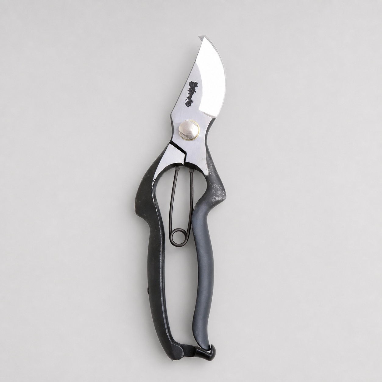 T13-O Pruning Shears, Asymmetrical - Olive Leather Grip