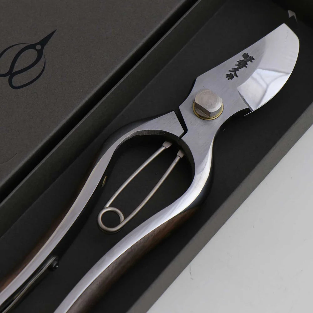 T101 Pruning Shears, Symmetrical - Walnut Wood Grip